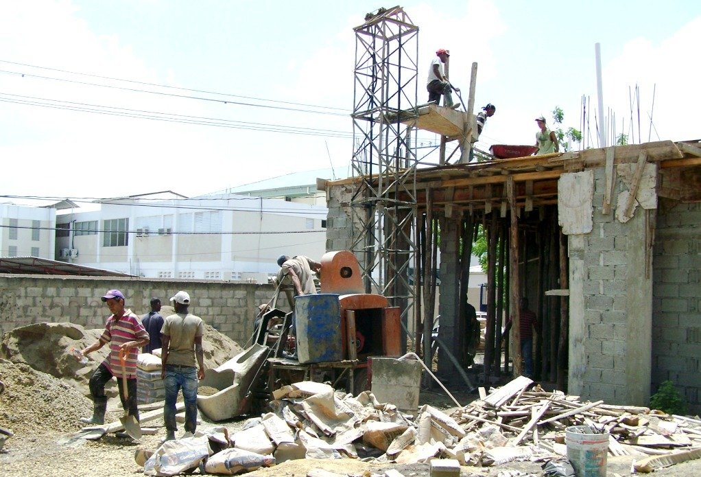 El departamento de Obras Públicas de la Alcaldía de Moca, aceleran las labores de construcción de la funeraria municipal